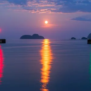 無料壁紙 まるで信号のような灯台と満月の光。PCとデスクトップ壁紙に最適な4K高画質の無料壁紙。三重県尾鷲市の尾鷲港で撮影したフリー写真素材