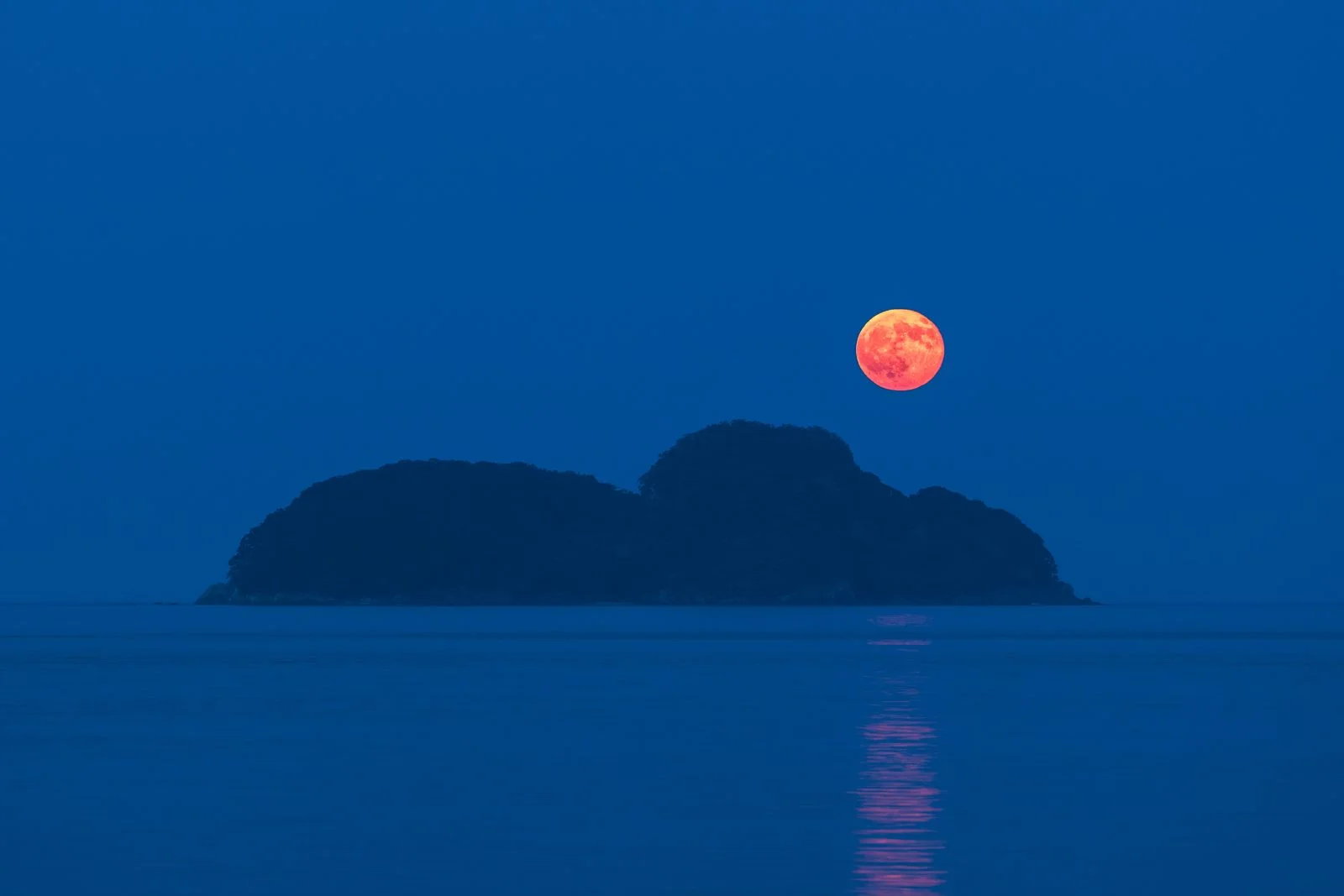無料壁紙 赤い月と佐波留島。PCとデスクトップ壁紙に最適な4K高画質の無料壁紙。三重県尾鷲市の尾鷲港で撮影したフリー写真素材