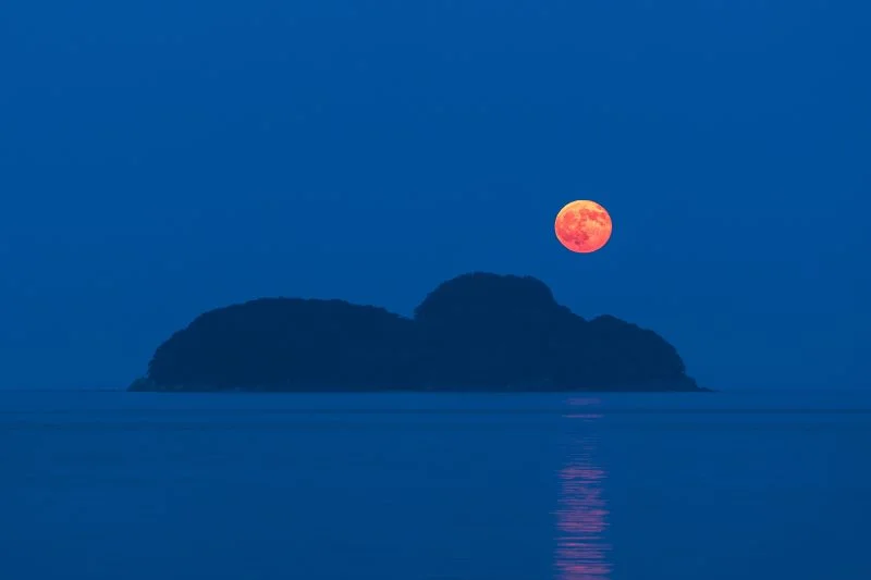 無料壁紙 赤い月と佐波留島。PCとデスクトップ壁紙に最適な4K高画質の無料壁紙。三重県尾鷲市の尾鷲港で撮影したフリー写真素材