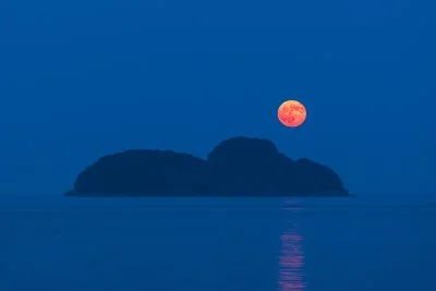 無料壁紙 赤い月と佐波留島。PCとデスクトップ壁紙に最適な4K高画質の無料壁紙。三重県尾鷲市の尾鷲港で撮影したフリー写真素材