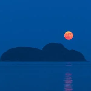 無料壁紙 赤い月と佐波留島。PCとデスクトップ壁紙に最適な4K高画質の無料壁紙。三重県尾鷲市の尾鷲港で撮影したフリー写真素材