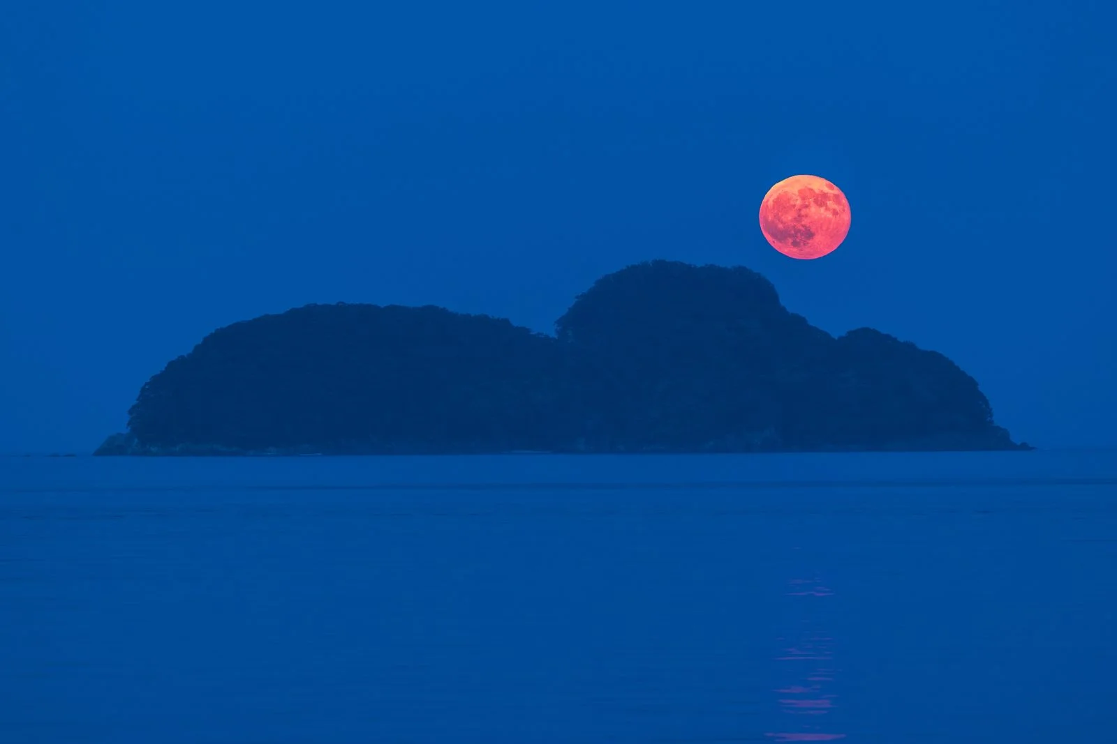 無料壁紙 月見をするムーミン島　（佐波留島）。PCとデスクトップ壁紙に最適な4K高画質の無料壁紙。三重県尾鷲市の尾鷲港で撮影したフリー写真素材