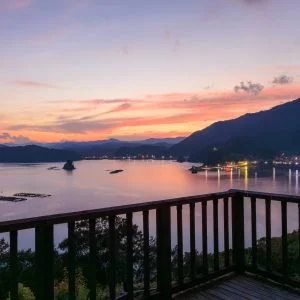 無料壁紙 展望台から眺める夕焼けと夜景。PCとデスクトップ壁紙に最適な4K高画質の無料壁紙。三重県南伊勢町の中ノ磯展望台で撮影したフリー写真素材