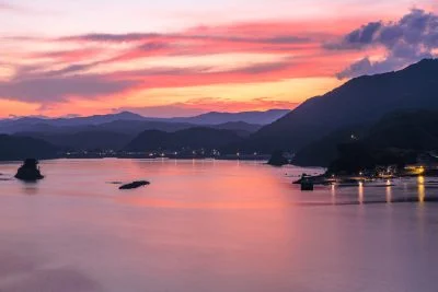 無料壁紙 慥柄浦と贄浦の夜景と夕焼け。PCとデスクトップ壁紙に最適な4K高画質の無料壁紙。三重県南伊勢町の中ノ磯展望台で撮影したフリー写真素材