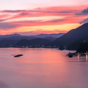 無料壁紙 慥柄浦と贄浦の夜景と夕焼け。PCとデスクトップ壁紙に最適な4K高画質の無料壁紙。三重県南伊勢町の中ノ磯展望台で撮影したフリー写真素材