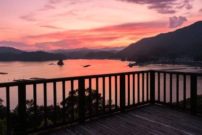 無料壁紙 茜色に染まる空。PCとデスクトップ壁紙に最適な4K高画質の無料壁紙。三重県南伊勢町の中ノ磯展望台で撮影したフリー写真素材