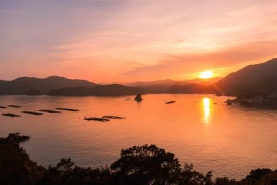 無料壁紙 展望台から眺める夏の夕日。PCとデスクトップ壁紙に最適な4K高画質の無料壁紙。三重県南伊勢町の中ノ磯展望台で撮影したフリー写真素材