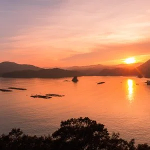 無料壁紙 展望台から眺める夏の夕日。PCとデスクトップ壁紙に最適な4K高画質の無料壁紙。三重県南伊勢町の中ノ磯展望台で撮影したフリー写真素材