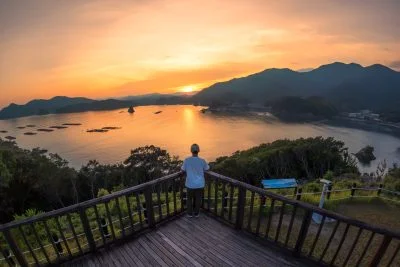 無料壁紙 展望台から眺める夕日。PCとデスクトップ壁紙に最適な4K高画質の無料壁紙。三重県南伊勢町の中ノ磯展望台で撮影したフリー写真素材