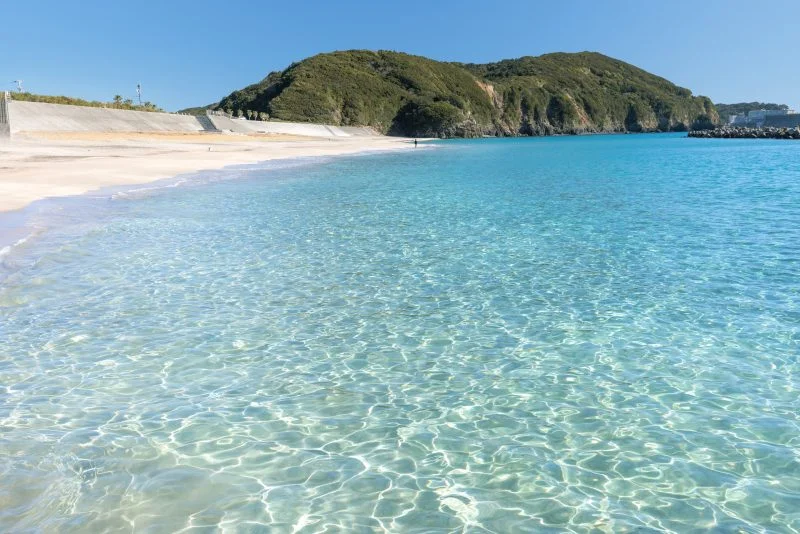 無料壁紙 エメラルドブルーの海。PCとデスクトップ壁紙に最適な4K高画質の無料壁紙。三重県志摩市の南張海浜公園で撮影したフリー写真素材