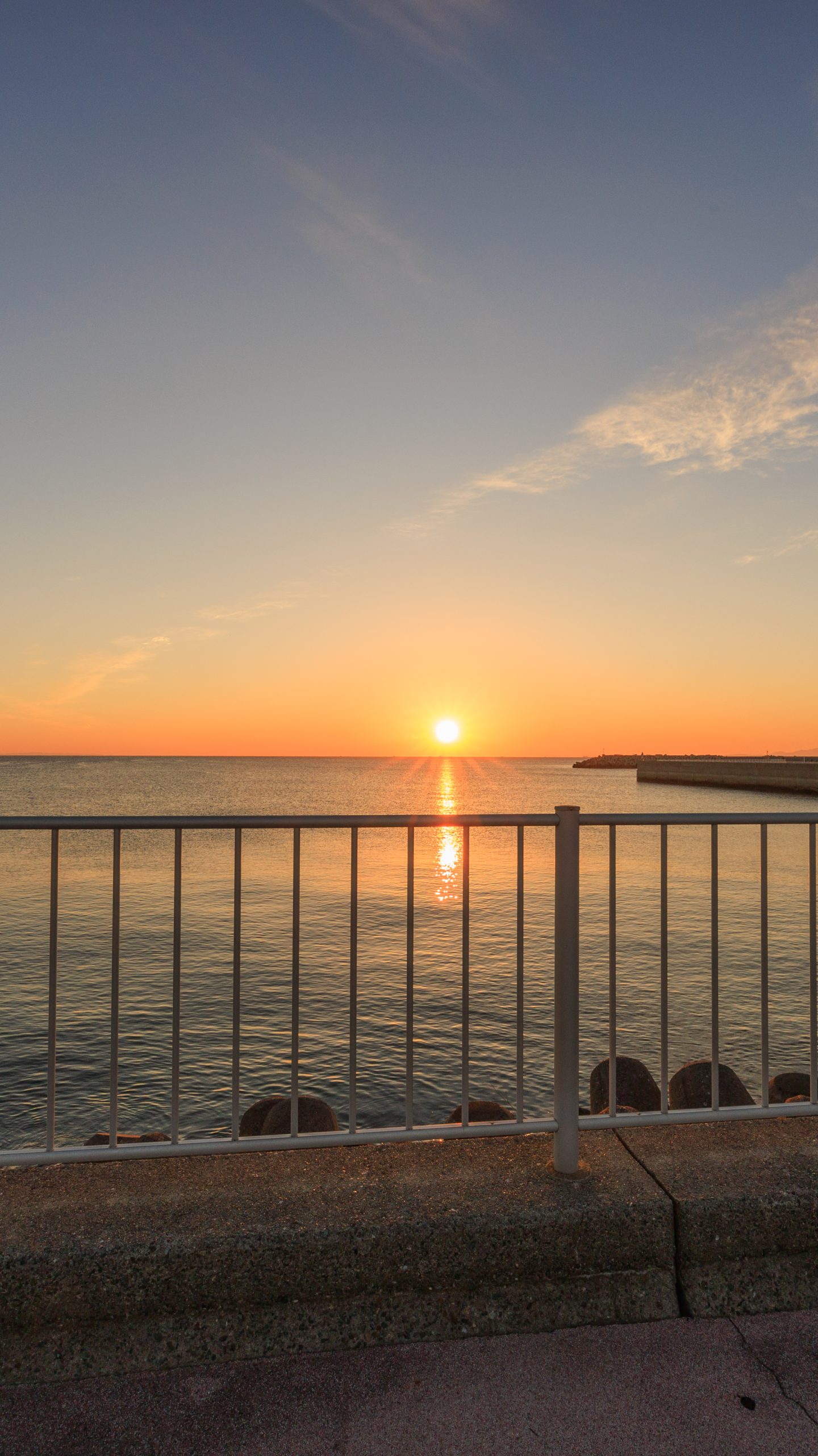 無料壁紙 遊歩道から眺める朝日と津日本鋼管。PCとデスクトップ壁紙に最適な4K高画質の無料壁紙。三重県津市の津エアポートラインで撮影したフリー写真素材