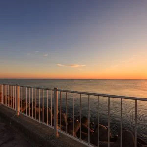 無料壁紙 遊歩道から眺めるマジックアワーと朝日。PCとデスクトップ壁紙に最適な4K高画質の無料壁紙。三重県津市の津エアポートラインで撮影したフリー写真素材