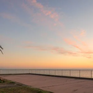 無料壁紙 遊歩道にあるヤシの木とベンチと朝焼け。PCとデスクトップ壁紙に最適な4K高画質の無料壁紙。三重県津市の津エアポートラインで撮影したフリー写真素材