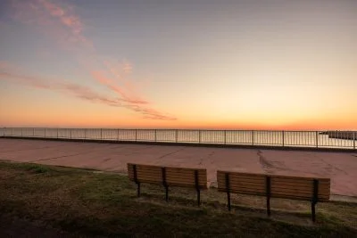 無料壁紙 遊歩道にあるベンチと朝焼け。PCとデスクトップ壁紙に最適な4K高画質の無料壁紙。三重県津市の津エアポートラインで撮影したフリー写真素材