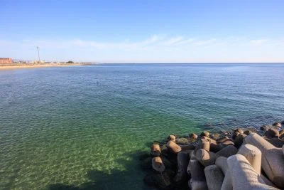 無料壁紙 第一駐車場から見下ろす澄んだ津の海。PCとデスクトップ壁紙に最適な4K高画質の無料壁紙。三重県津市の津エアポートラインで撮影したフリー写真素材