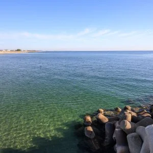 無料壁紙 第一駐車場から見下ろす澄んだ津の海。PCとデスクトップ壁紙に最適な4K高画質の無料壁紙。三重県津市の津エアポートラインで撮影したフリー写真素材