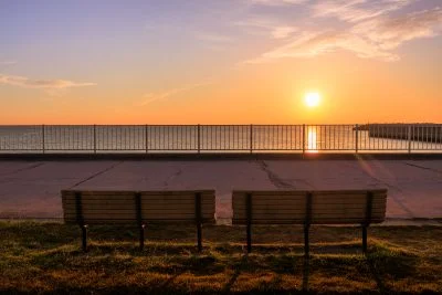 無料壁紙 第一駐車場近くのベンチから眺める朝日。PCとデスクトップ壁紙に最適な4K高画質の無料壁紙。三重県津市の津エアポートラインで撮影したフリー写真素材