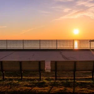 無料壁紙 第一駐車場近くのベンチから眺める朝日。PCとデスクトップ壁紙に最適な4K高画質の無料壁紙。三重県津市の津エアポートラインで撮影したフリー写真素材