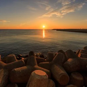 無料壁紙 テトラポッドと朝日と津日本鋼管。PCとデスクトップ壁紙に最適な4K高画質の無料壁紙。三重県津市の津エアポートラインで撮影したフリー写真素材