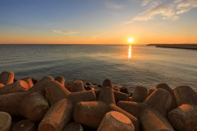 無料壁紙 テトラポッドと朝日。PCとデスクトップ壁紙に最適な4K高画質の無料壁紙。三重県津市の津エアポートラインで撮影したフリー写真素材