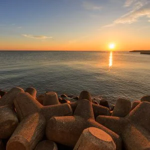 無料壁紙 テトラポッドと朝日。PCとデスクトップ壁紙に最適な4K高画質の無料壁紙。三重県津市の津エアポートラインで撮影したフリー写真素材