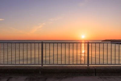 無料壁紙 幻想的なマジックアワーと朝日を遊歩道から眺める。PCとデスクトップ壁紙に最適な4K高画質の無料壁紙。三重県津市の津エアポートラインで撮影したフリー写真素材