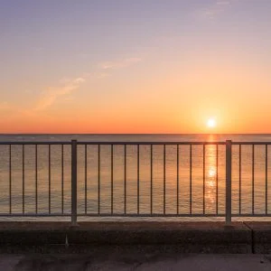 無料壁紙 幻想的なマジックアワーと朝日を遊歩道から眺める。PCとデスクトップ壁紙に最適な4K高画質の無料壁紙。三重県津市の津エアポートラインで撮影したフリー写真素材