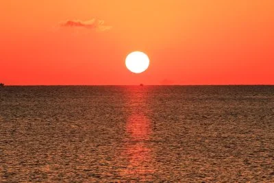 無料壁紙 冬場の真っ赤な太陽とシルエットに浮かぶ神島。PCとデスクトップ壁紙に最適な4K高画質の無料壁紙。三重県津市の津エアポートラインで撮影したフリー写真素材