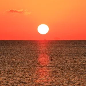 無料壁紙 冬場の真っ赤な太陽とシルエットに浮かぶ神島。PCとデスクトップ壁紙に最適な4K高画質の無料壁紙。三重県津市の津エアポートラインで撮影したフリー写真素材