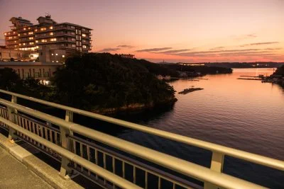 無料壁紙 橋から眺める志摩観光ホテルと夕焼けの英虞湾。PCとデスクトップ壁紙に最適な4K高画質の無料壁紙。三重県志摩市の賢島大橋で撮影したフリー写真素材