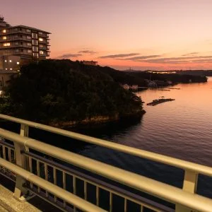 無料壁紙 橋から眺める志摩観光ホテルと夕焼けの英虞湾。PCとデスクトップ壁紙に最適な4K高画質の無料壁紙。三重県志摩市の賢島大橋で撮影したフリー写真素材