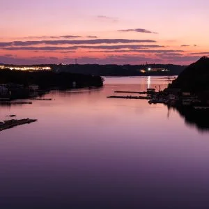 無料壁紙 夕陽が沈んだあとのマジックアワー。PCとデスクトップ壁紙に最適な4K高画質の無料壁紙。三重県志摩市の賢島大橋で撮影したフリー写真素材