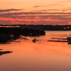 無料壁紙 夕焼けの英虞湾を進む小型船。PCとデスクトップ壁紙に最適な4K高画質の無料壁紙。三重県志摩市の賢島大橋で撮影したフリー写真素材