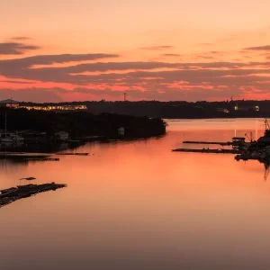 無料壁紙 情熱的な色合いに染まる英虞湾の夕焼け。PCとデスクトップ壁紙に最適な4K高画質の無料壁紙。三重県志摩市の賢島大橋で撮影したフリー写真素材