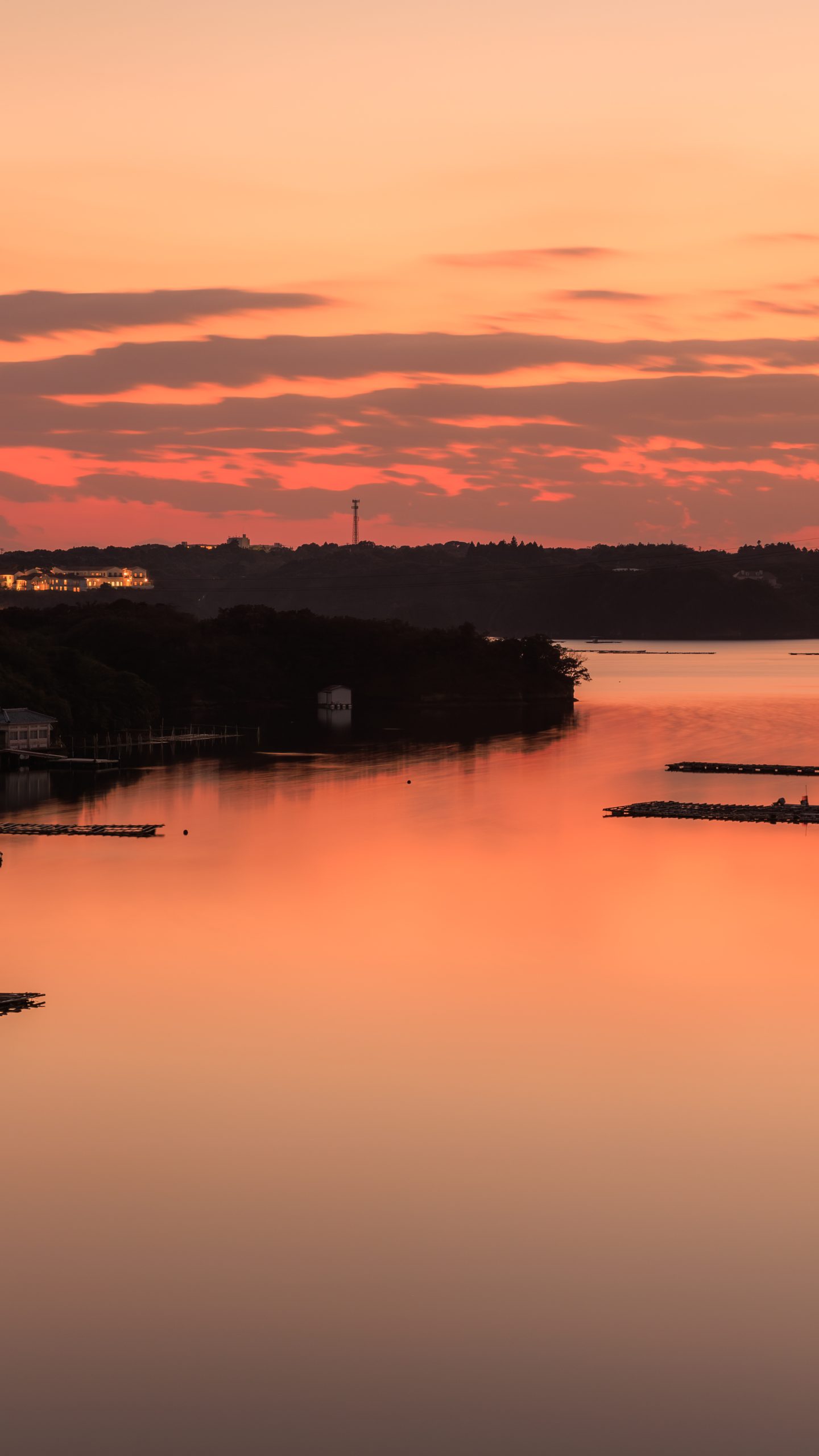 情熱的な色合いに染まる英虞湾の夕焼け(三重県志摩市・賢島大橋)