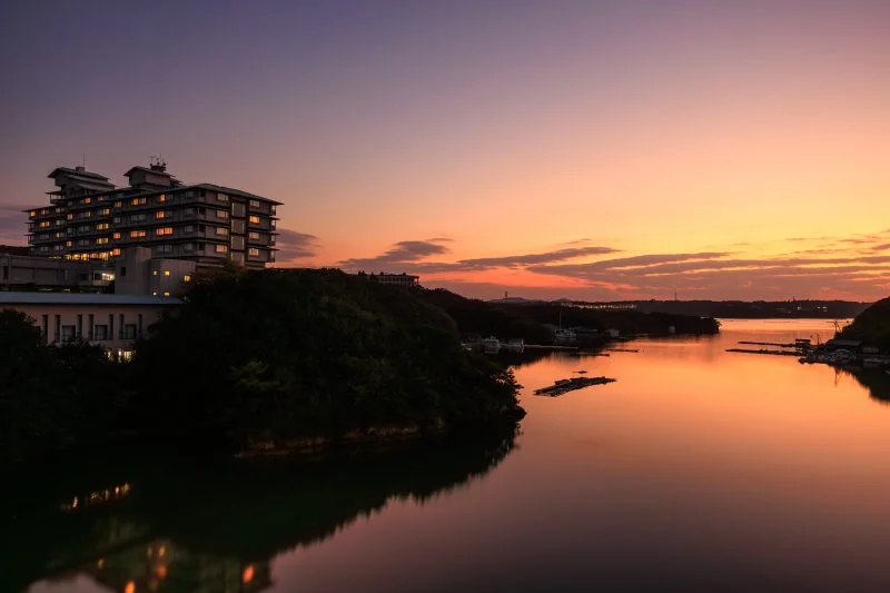 無料壁紙 志摩観光ホテルと英虞湾の夕焼け。PCとデスクトップ壁紙に最適な4K高画質の無料壁紙。三重県志摩市の賢島大橋で撮影したフリー写真素材