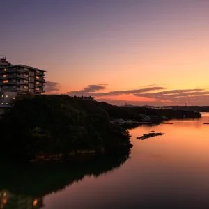 無料壁紙 志摩観光ホテルと英虞湾の夕焼け。PCとデスクトップ壁紙に最適な4K高画質の無料壁紙。三重県志摩市の賢島大橋で撮影したフリー写真素材