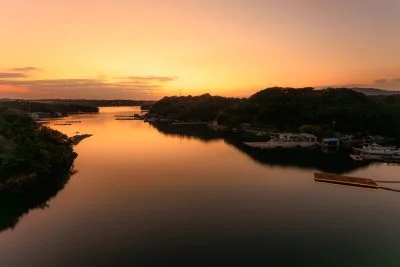 無料壁紙 夕焼けに染まる英虞湾の海面。PCとデスクトップ壁紙に最適な4K高画質の無料壁紙。三重県志摩市の賢島大橋で撮影したフリー写真素材