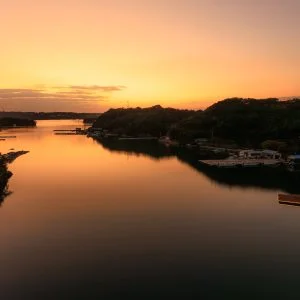 無料壁紙 夕焼けに染まる英虞湾の海面。PCとデスクトップ壁紙に最適な4K高画質の無料壁紙。三重県志摩市の賢島大橋で撮影したフリー写真素材