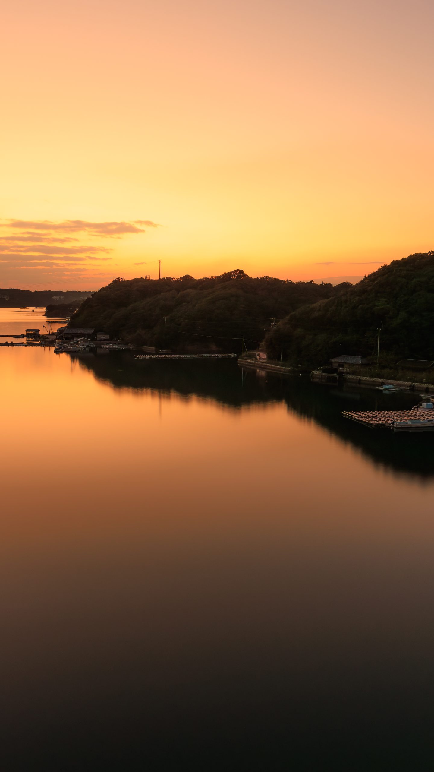 夕焼けに染まる英虞湾の海面(三重県志摩市・賢島大橋)