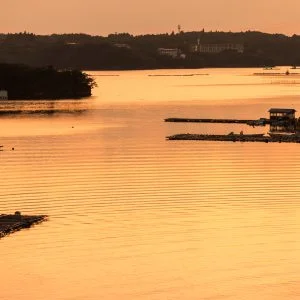 無料壁紙 波紋が広がる英虞湾。PCとデスクトップ壁紙に最適な4K高画質の無料壁紙。三重県志摩市の賢島大橋で撮影したフリー写真素材