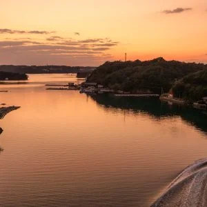 無料壁紙 英虞湾を航海する小型船。PCとデスクトップ壁紙に最適な4K高画質の無料壁紙。三重県志摩市の賢島大橋で撮影したフリー写真素材