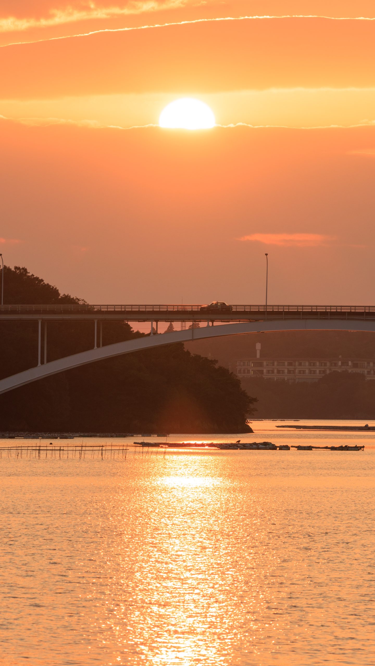 賢島大橋を走る車と夕陽(三重県志摩市)