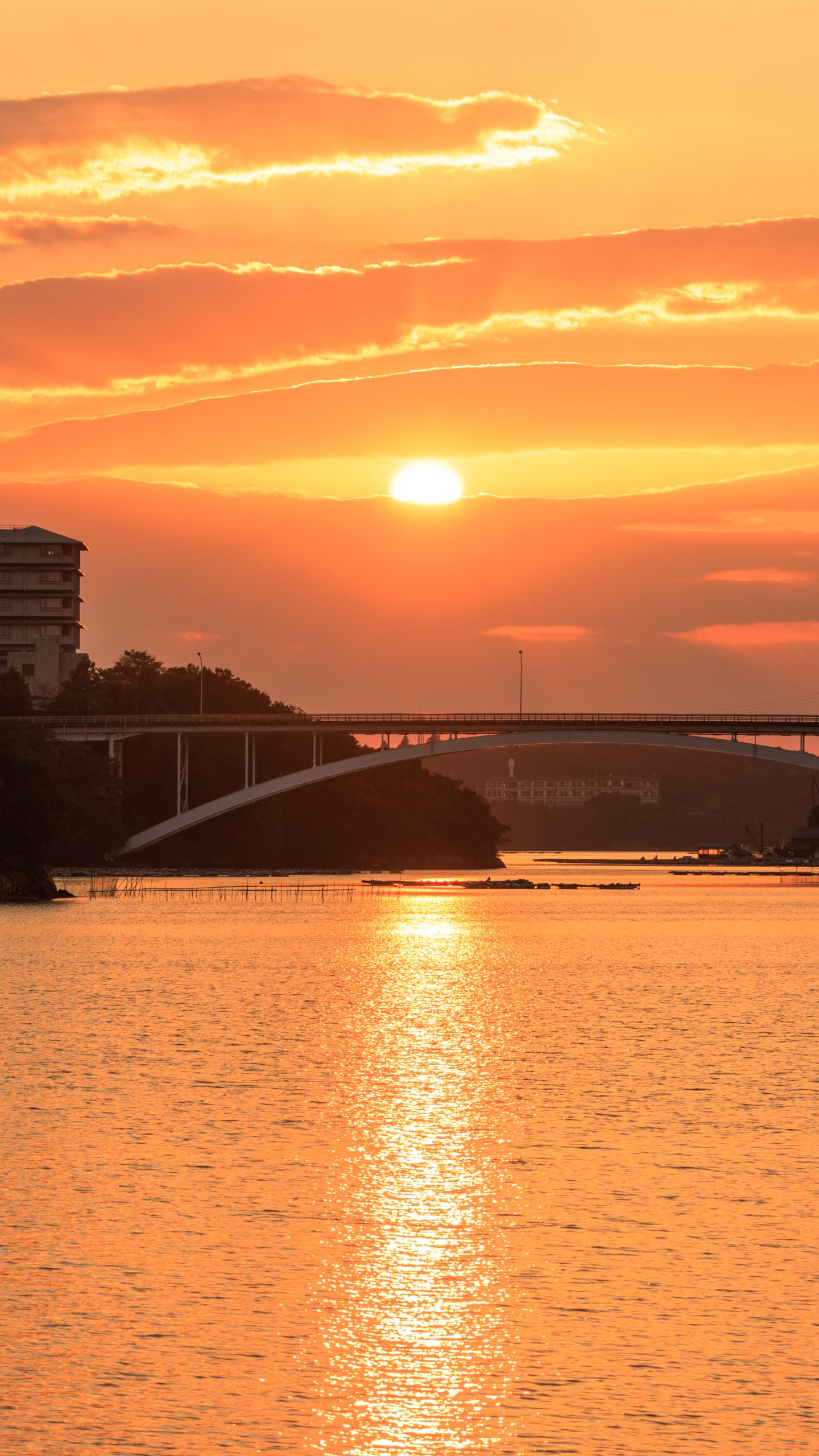 無料壁紙 賢島大橋と夕陽と志摩観光ホテル。PCとデスクトップ壁紙に最適な4K高画質の無料壁紙。三重県志摩市の賢島大橋で撮影したフリー写真素材