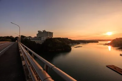 無料壁紙 賢島大橋から夕陽を眺める様子。PCとデスクトップ壁紙に最適な4K高画質の無料壁紙。三重県志摩市の賢島大橋で撮影したフリー写真素材