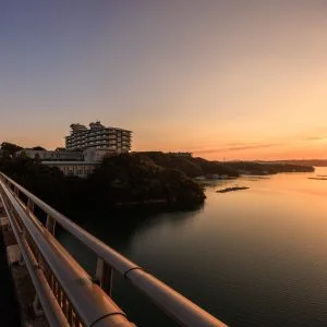 無料壁紙 賢島大橋から夕陽を眺める様子。PCとデスクトップ壁紙に最適な4K高画質の無料壁紙。三重県志摩市の賢島大橋で撮影したフリー写真素材