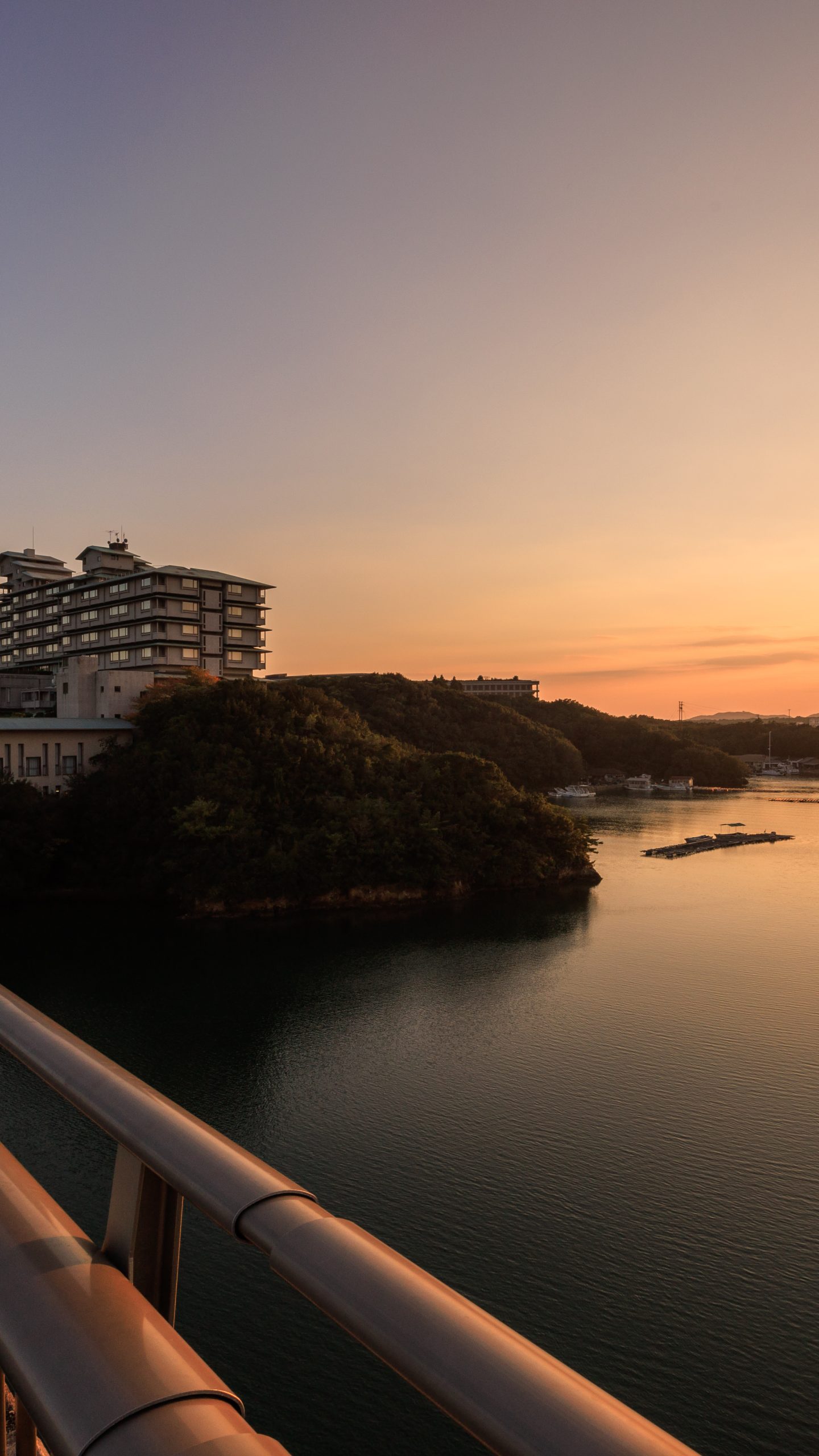 無料壁紙 賢島大橋から夕陽を眺める様子。PCとデスクトップ壁紙に最適な4K高画質の無料壁紙。三重県志摩市の賢島大橋で撮影したフリー写真素材