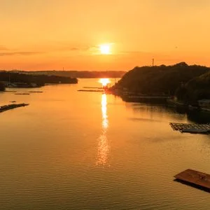 無料壁紙 賢島大橋から眺める夕陽と英虞湾と真珠養殖場。PCとデスクトップ壁紙に最適な4K高画質の無料壁紙。三重県志摩市の賢島大橋で撮影したフリー写真素材