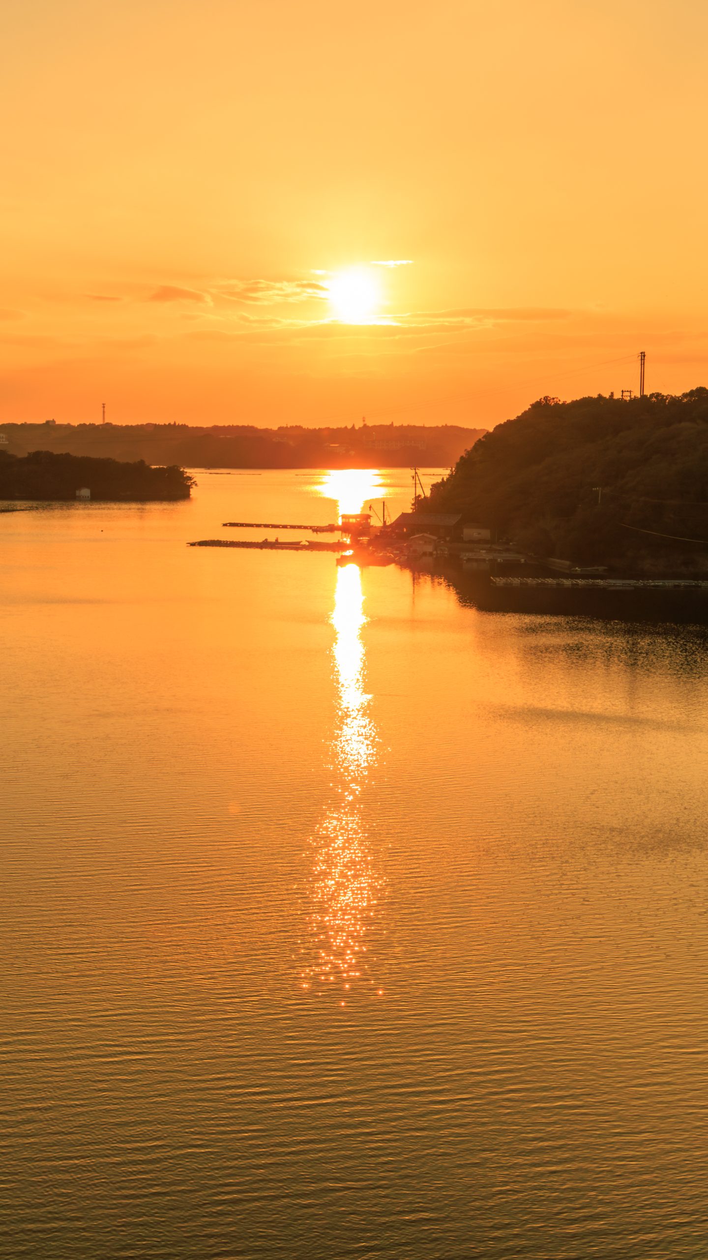 無料壁紙 賢島大橋から眺める夕陽と英虞湾と真珠養殖場。PCとデスクトップ壁紙に最適な4K高画質の無料壁紙。三重県志摩市の賢島大橋で撮影したフリー写真素材