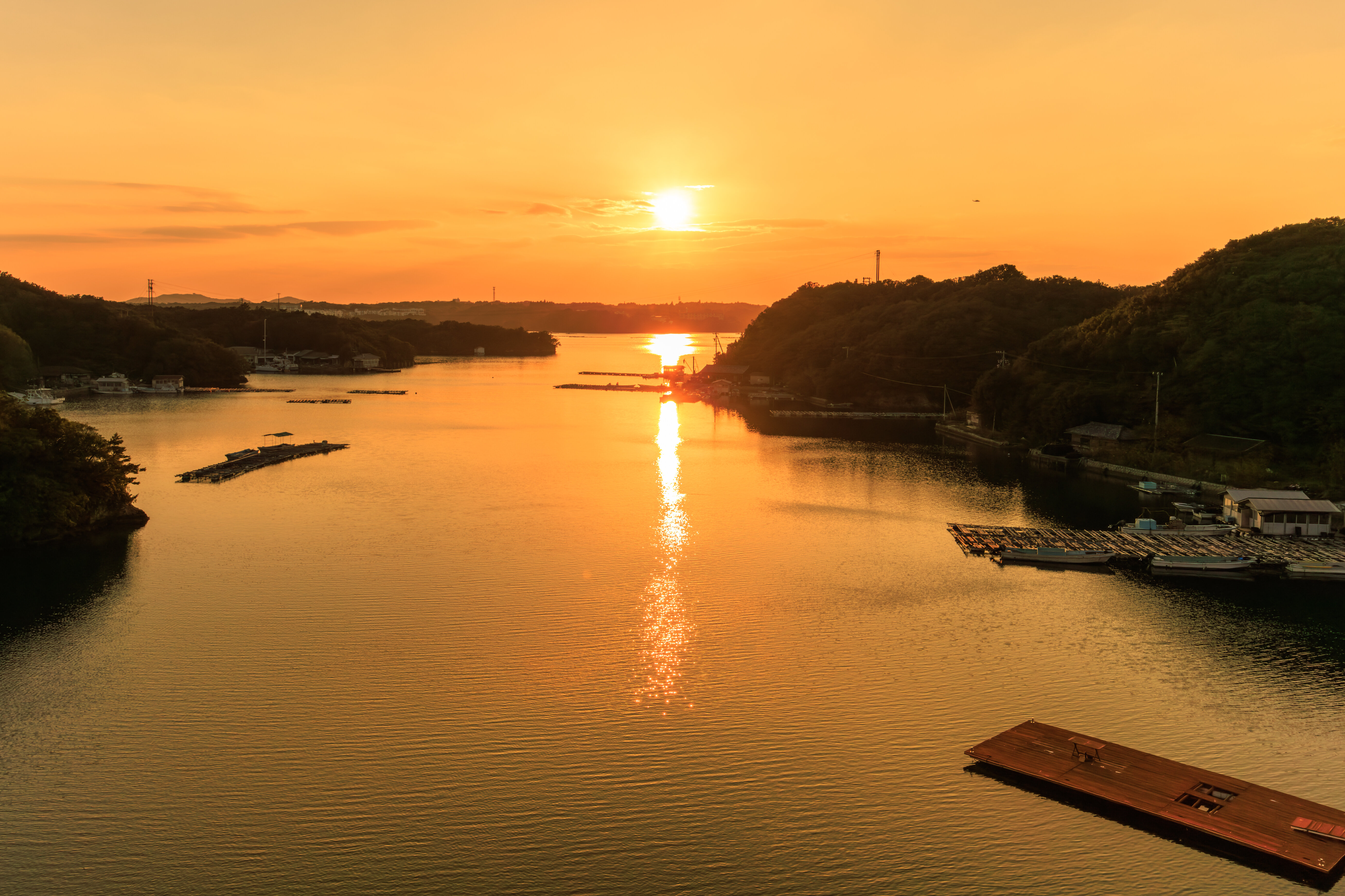無料壁紙 賢島大橋から眺める夕陽と英虞湾と真珠養殖場。PCとデスクトップ壁紙に最適な4K高画質の無料壁紙。三重県志摩市の賢島大橋で撮影したフリー写真素材